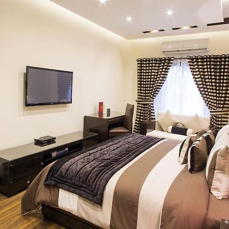 Royaute Luxury Suites And Hotel Gulberg Lahore Habitación foto